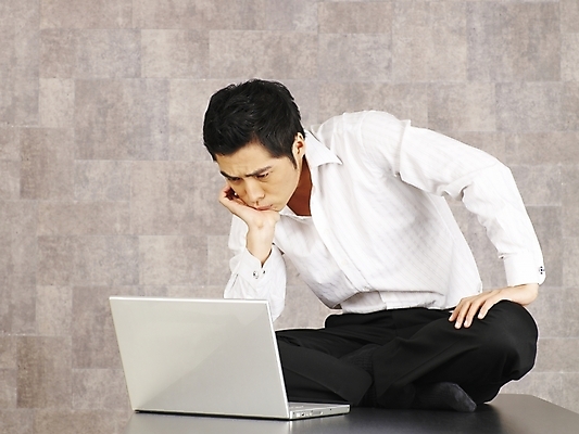 포토 JPG 전신 모델 직업 남자 포즈 와이셔츠 회사 비즈니스 탁자 실내 한명 사람 20대 성인 노트북 컴퓨터 청춘 사무실 한국인 직장인 사무원 비즈니스맨 책상 남자만 남자한명만 성인남자만 청년만 청년남자만 청년남자한명만 성인한명만 성인남자한명만 성인만 국내포토 1 가구 컨셉 셔츠 동양인 청년 내부 전자제품 파일형식