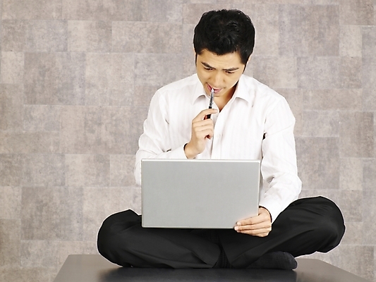 포토 JPG 전신 모델 직업 남자 포즈 와이셔츠 회사 비즈니스 탁자 실내 한명 사람 20대 성인 노트북 컴퓨터 청춘 사무실 한국인 직장인 사무원 비즈니스맨 책상 남자만 남자한명만 성인남자만 청년만 청년남자만 청년남자한명만 성인한명만 성인남자한명만 성인만 국내포토 1 가구 컨셉 셔츠 동양인 청년 내부 전자제품 파일형식