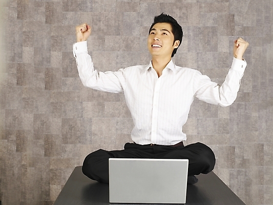 포토 JPG 전신 모델 직업 남자 포즈 와이셔츠 회사 비즈니스 탁자 실내 한명 사람 손짓 20대 성인 노트북 컴퓨터 청춘 사무실 만세 한국인 직장인 사무원 비즈니스맨 책상 남자만 남자한명만 성인남자만 청년만 청년남자만 청년남자한명만 성인한명만 성인남자한명만 성인만 국내포토 1 가구 컨셉 셔츠 모션 동양인 청년 내부 전자제품 파일형식