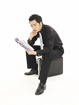 포토 JPG 스튜디오촬영 전신 모델 직업 남자 포즈 와이셔츠 서류가방 가방 비즈니스 한명 누끼 사람 20대 성인 청춘 한국인 직장인 사무원 비즈니스맨 신문 바쁨 기밀가방 남자만 남자한명만 성인남자만 청년만 청년남자만 청년남자한명만 성인한명만 성인남자한명만 성인만 국내포토 1 잡화 컨셉 셔츠 실내 동양인 청년 간행물 뉴스 파일형식