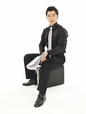 포토 JPG 스튜디오촬영 전신 모델 직업 남자 포즈 와이셔츠 서류가방 가방 비즈니스 한명 누끼 사람 20대 성인 청춘 한국인 직장인 사무원 비즈니스맨 신문 바쁨 기밀가방 남자만 남자한명만 성인남자만 청년만 청년남자만 청년남자한명만 성인한명만 성인남자한명만 성인만 국내포토 1 잡화 컨셉 셔츠 실내 동양인 청년 간행물 뉴스 파일형식