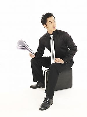 포토 JPG 스튜디오촬영 전신 모델 직업 남자 포즈 와이셔츠 서류가방 가방 비즈니스 한명 누끼 사람 20대 성인 청춘 한국인 직장인 사무원 비즈니스맨 신문 바쁨 기밀가방 남자만 남자한명만 성인남자만 청년만 청년남자만 청년남자한명만 성인한명만 성인남자한명만 성인만 국내포토 1 잡화 컨셉 셔츠 실내 동양인 청년 간행물 뉴스 파일형식