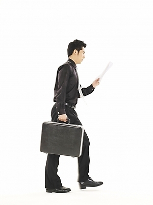 포토 JPG 스튜디오촬영 전신 모델 직업 남자 포즈 와이셔츠 서류가방 가방 비즈니스 한명 누끼 사람 20대 성인 청춘 한국인 직장인 사무원 비즈니스맨 신문 바쁨 기밀가방 남자만 남자한명만 성인남자만 청년만 청년남자만 청년남자한명만 성인한명만 성인남자한명만 성인만 국내포토 1 잡화 컨셉 셔츠 실내 동양인 청년 간행물 뉴스 파일형식