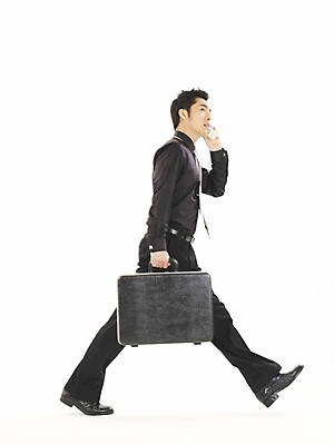 포토 JPG 스튜디오촬영 전신 모델 직업 남자 포즈 와이셔츠 서류가방 가방 비즈니스 한명 누끼 사람 20대 성인 옆모습 스마트폰 청춘 한국인 직장인 사무원 비즈니스맨 전화기 바쁨 통화 기밀가방 남자만 남자한명만 성인남자만 청년만 청년남자만 청년남자한명만 성인한명만 성인남자한명만 성인만 국내포토 1 잡화 뷰포인트 컨셉 셔츠 모션 실내 동양인 청년 핸드폰 스마트기기 파일형식