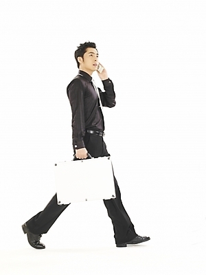 포토 JPG 스튜디오촬영 전신 모델 직업 남자 포즈 와이셔츠 서류가방 가방 비즈니스 한명 누끼 사람 20대 성인 옆모습 스마트폰 청춘 한국인 직장인 사무원 비즈니스맨 전화기 바쁨 통화 기밀가방 남자만 남자한명만 성인남자만 청년만 청년남자만 청년남자한명만 성인한명만 성인남자한명만 성인만 국내포토 1 잡화 뷰포인트 컨셉 셔츠 모션 실내 동양인 청년 핸드폰 스마트기기 파일형식