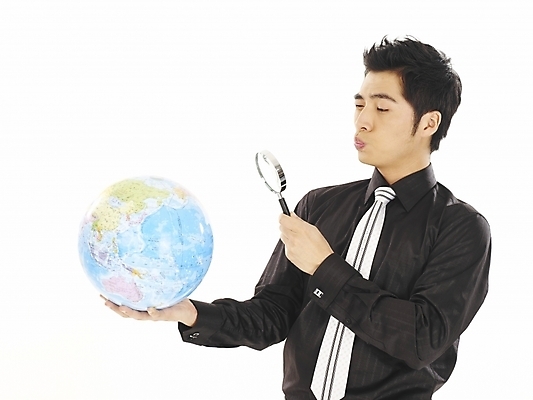 포토 JPG 스튜디오촬영 모델 직업 남자 지구 포즈 와이셔츠 비즈니스 부분 돋보기 한명 누끼 사람 상반신 20대 성인 청춘 지구본 한국인 관찰 직장인 사무원 비즈니스맨 검사_조사 남자만 남자한명만 성인남자만 청년만 청년남자만 청년남자한명만 성인한명만 성인남자한명만 성인만 국내포토 1 컨셉 셔츠 모션 실내 동양인 청년 파일형식