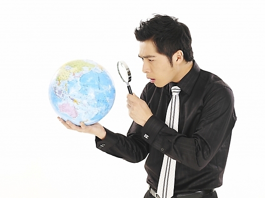 포토 JPG 스튜디오촬영 모델 직업 남자 지구 포즈 와이셔츠 비즈니스 부분 돋보기 한명 누끼 사람 상반신 20대 성인 청춘 지구본 한국인 관찰 직장인 사무원 비즈니스맨 검사_조사 남자만 남자한명만 성인남자만 청년만 청년남자만 청년남자한명만 성인한명만 성인남자한명만 성인만 국내포토 1 컨셉 셔츠 모션 실내 동양인 청년 파일형식