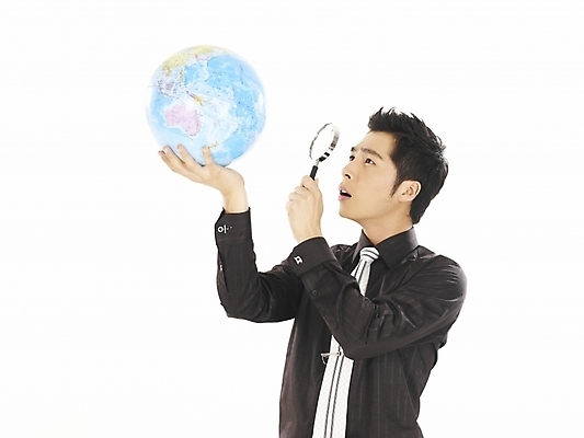 포토 JPG 스튜디오촬영 모델 직업 남자 지구 포즈 와이셔츠 비즈니스 부분 돋보기 한명 누끼 사람 상반신 20대 성인 청춘 지구본 한국인 관찰 직장인 사무원 비즈니스맨 검사_조사 남자만 남자한명만 성인남자만 청년만 청년남자만 청년남자한명만 성인한명만 성인남자한명만 성인만 국내포토 1 컨셉 셔츠 모션 실내 동양인 청년 파일형식