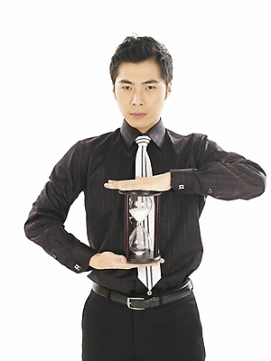 포토 JPG 스튜디오촬영 모델 직업 남자 포즈 와이셔츠 비즈니스 부분 한명 누끼 사람 상반신 20대 성인 청춘 한국인 시간 직장인 사무원 비즈니스맨 모래시계 남자만 남자한명만 성인남자만 청년만 청년남자만 청년남자한명만 성인한명만 성인남자한명만 성인만 국내포토 1 모래 시계 컨셉 셔츠 실내 동양인 청년 파일형식