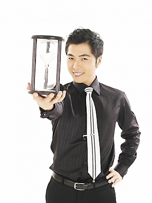 포토 JPG 스튜디오촬영 모델 직업 남자 포즈 와이셔츠 비즈니스 부분 한명 누끼 사람 상반신 20대 성인 청춘 한국인 시간 직장인 사무원 비즈니스맨 모래시계 남자만 남자한명만 성인남자만 청년만 청년남자만 청년남자한명만 성인한명만 성인남자한명만 성인만 국내포토 1 모래 시계 컨셉 셔츠 실내 동양인 청년 파일형식