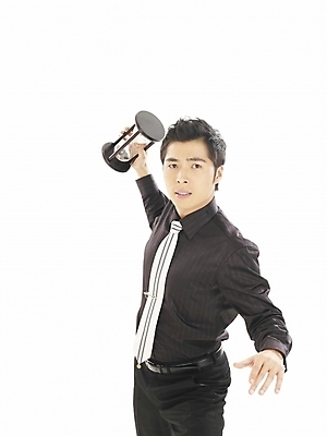 포토 JPG 스튜디오촬영 전신 모델 직업 남자 포즈 와이셔츠 비즈니스 한명 누끼 사람 20대 성인 청춘 쌍안경 망원경 한국인 직장인 사무원 비즈니스맨 모래시계 검사_조사 관측 남자만 남자한명만 성인남자만 청년만 청년남자만 청년남자한명만 성인한명만 성인남자한명만 성인만 국내포토 1 모래 시계 컨셉 셔츠 실내 동양인 청년 파일형식