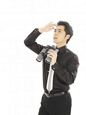 포토 JPG 스튜디오촬영 전신 모델 직업 남자 포즈 와이셔츠 비즈니스 한명 누끼 사람 20대 성인 청춘 쌍안경 망원경 한국인 직장인 사무원 비즈니스맨 검사_조사 관측 남자만 남자한명만 성인남자만 청년만 청년남자만 청년남자한명만 성인한명만 성인남자한명만 성인만 국내포토 1 컨셉 셔츠 실내 동양인 청년 파일형식