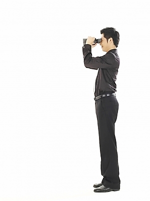 포토 JPG 스튜디오촬영 전신 모델 직업 남자 포즈 와이셔츠 비즈니스 한명 누끼 사람 20대 성인 청춘 쌍안경 망원경 한국인 직장인 사무원 비즈니스맨 검사_조사 관측 남자만 남자한명만 성인남자만 청년만 청년남자만 청년남자한명만 성인한명만 성인남자한명만 성인만 국내포토 1 컨셉 셔츠 실내 동양인 청년 파일형식