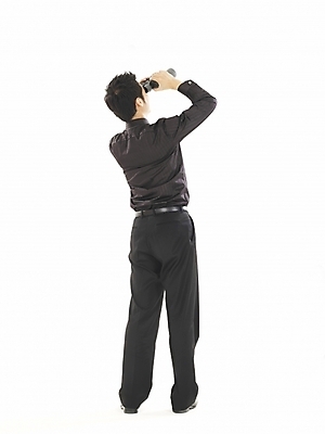 포토 JPG 스튜디오촬영 전신 모델 직업 남자 포즈 와이셔츠 비즈니스 한명 누끼 사람 20대 성인 청춘 쌍안경 망원경 한국인 직장인 사무원 비즈니스맨 검사_조사 관측 남자만 남자한명만 성인남자만 청년만 청년남자만 청년남자한명만 성인한명만 성인남자한명만 성인만 국내포토 1 컨셉 셔츠 실내 동양인 청년 파일형식