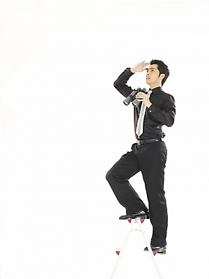 포토 JPG 스튜디오촬영 전신 모델 직업 남자 포즈 와이셔츠 비즈니스 한명 누끼 사람 20대 성인 청춘 쌍안경 망원경 한국인 직장인 사무원 비즈니스맨 검사_조사 관측 남자만 남자한명만 성인남자만 청년만 청년남자만 청년남자한명만 성인한명만 성인남자한명만 성인만 국내포토 1 컨셉 셔츠 실내 동양인 청년 파일형식