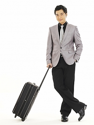 포토 JPG 스튜디오촬영 전신 모델 직업 남자 포즈 와이셔츠 가방 비즈니스 한명 누끼 사람 정장 20대 성인 청춘 여행가방 한국인 직장인 사무원 비즈니스맨 출장 남자만 남자한명만 성인남자만 청년만 청년남자만 청년남자한명만 성인한명만 성인남자한명만 성인만 국내포토 1 잡화 옷 컨셉 셔츠 실내 동양인 청년 파일형식