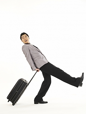 포토 JPG 스튜디오촬영 전신 모델 직업 남자 포즈 와이셔츠 가방 비즈니스 한명 누끼 사람 정장 20대 성인 청춘 여행가방 한국인 직장인 사무원 비즈니스맨 출장 남자만 남자한명만 성인남자만 청년만 청년남자만 청년남자한명만 성인한명만 성인남자한명만 성인만 국내포토 1 잡화 옷 컨셉 셔츠 실내 동양인 청년 파일형식