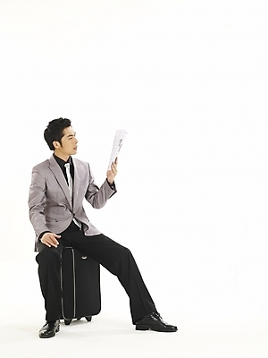 포토 JPG 스튜디오촬영 전신 모델 직업 남자 포즈 와이셔츠 가방 비즈니스 한명 누끼 사람 정장 20대 성인 청춘 여행가방 한국인 직장인 사무원 비즈니스맨 출장 남자만 남자한명만 성인남자만 청년만 청년남자만 청년남자한명만 성인한명만 성인남자한명만 성인만 국내포토 1 잡화 옷 컨셉 셔츠 실내 동양인 청년 파일형식