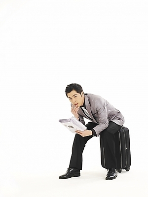 포토 JPG 스튜디오촬영 전신 모델 직업 남자 포즈 와이셔츠 가방 비즈니스 한명 누끼 사람 정장 20대 성인 청춘 여행가방 한국인 직장인 사무원 비즈니스맨 출장 남자만 남자한명만 성인남자만 청년만 청년남자만 청년남자한명만 성인한명만 성인남자한명만 성인만 국내포토 1 잡화 옷 컨셉 셔츠 실내 동양인 청년 파일형식