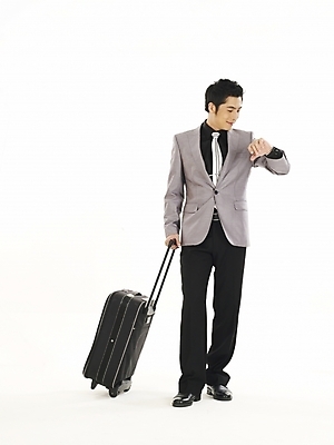 포토 JPG 스튜디오촬영 전신 모델 직업 남자 포즈 와이셔츠 가방 비즈니스 한명 누끼 사람 정장 20대 성인 청춘 여행가방 한국인 직장인 사무원 비즈니스맨 출장 남자만 남자한명만 성인남자만 청년만 청년남자만 청년남자한명만 성인한명만 성인남자한명만 성인만 국내포토 1 잡화 옷 컨셉 셔츠 실내 동양인 청년 파일형식