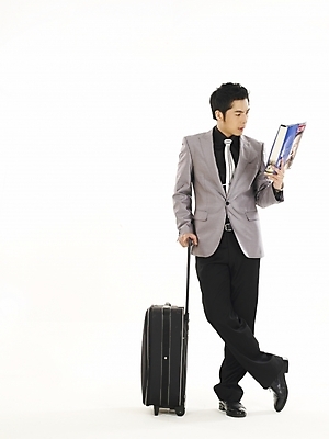 포토 JPG 스튜디오촬영 전신 모델 직업 남자 포즈 와이셔츠 가방 비즈니스 한명 누끼 사람 정장 20대 성인 청춘 여행가방 한국인 직장인 사무원 비즈니스맨 출장 남자만 남자한명만 성인남자만 청년만 청년남자만 청년남자한명만 성인한명만 성인남자한명만 성인만 국내포토 1 잡화 옷 컨셉 셔츠 실내 동양인 청년 파일형식