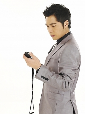 포토 JPG 스튜디오촬영 모델 직업 남자 포즈 비즈니스 부분 한명 누끼 사람 정장 상반신 20대 성인 청춘 한국인 직장인 사무원 비즈니스맨 스톱워치 시간엄수 시간제한 초시계 남자만 남자한명만 성인남자만 청년만 청년남자만 청년남자한명만 성인한명만 성인남자한명만 성인만 국내포토 1 옷 시계 컨셉 실내 동양인 청년 금지 파일형식