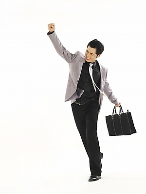 포토 JPG 스튜디오촬영 전신 모델 직업 남자 포즈 서류가방 가방 비즈니스 한명 누끼 사람 정장 20대 성인 청춘 한국인 직장인 사무원 비즈니스맨 남자만 남자한명만 성인남자만 청년만 청년남자만 청년남자한명만 성인한명만 성인남자한명만 성인만 국내포토 1 잡화 옷 컨셉 실내 동양인 청년 파일형식