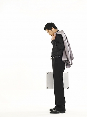 포토 JPG 스튜디오촬영 전신 모델 직업 남자 포즈 서류가방 가방 비즈니스 한명 누끼 사람 정장 20대 성인 뒷모습 청춘 한국인 직장인 사무원 비즈니스맨 실패 좌절 기밀가방 부정적 남자만 남자한명만 성인남자만 청년만 청년남자만 청년남자한명만 성인한명만 성인남자한명만 성인만 국내포토 1 잡화 옷 감정 뷰포인트 컨셉 실내 동양인 청년 파일형식
