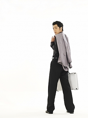 포토 JPG 스튜디오촬영 전신 모델 직업 남자 포즈 서류가방 가방 비즈니스 한명 누끼 사람 정장 20대 성인 뒷모습 청춘 한국인 직장인 사무원 비즈니스맨 실패 좌절 기밀가방 부정적 남자만 남자한명만 성인남자만 청년만 청년남자만 청년남자한명만 성인한명만 성인남자한명만 성인만 국내포토 1 잡화 옷 감정 뷰포인트 컨셉 실내 동양인 청년 파일형식