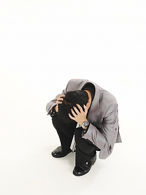 포토 JPG 스튜디오촬영 전신 직업 남자 포즈 비즈니스 한명 누끼 사람 정장 20대 성인 청춘 하이앵글 한국인 직장인 사무원 비즈니스맨 실패 좌절 부정적 남자만 남자한명만 성인남자만 청년만 청년남자만 청년남자한명만 성인한명만 성인남자한명만 성인만 국내포토 1 옷 감정 뷰포인트 컨셉 실내 동양인 청년 파일형식