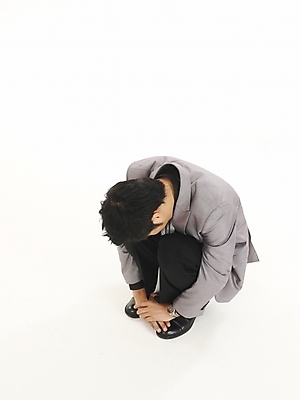 포토 JPG 스튜디오촬영 전신 직업 남자 포즈 비즈니스 한명 누끼 사람 정장 20대 성인 청춘 하이앵글 한국인 직장인 사무원 비즈니스맨 실패 좌절 부정적 남자만 남자한명만 성인남자만 청년만 청년남자만 청년남자한명만 성인한명만 성인남자한명만 성인만 국내포토 1 옷 감정 뷰포인트 컨셉 실내 동양인 청년 파일형식