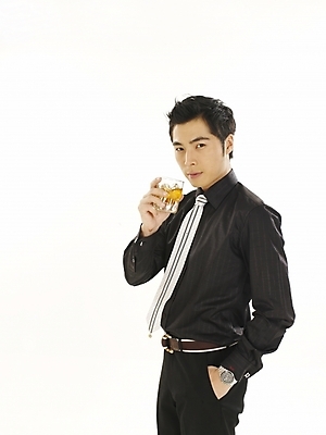 포토 JPG 스튜디오촬영 모델 직업 남자 음료 포즈 와이셔츠 비즈니스 부분 휴식 잔 주류 한명 사람 상반신 20대 성인 청춘 한국인 직장인 사무원 비즈니스맨 양주 위스키 남자만 남자한명만 성인남자만 청년만 청년남자만 청년남자한명만 성인한명만 성인남자한명만 성인만 국내포토 1 식기 컨셉 셔츠 실내 동양인 청년 파일형식