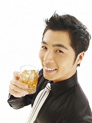포토 JPG 스튜디오촬영 모델 직업 남자 음료 포즈 와이셔츠 비즈니스 부분 휴식 잔 주류 한명 사람 상반신 20대 성인 청춘 한국인 직장인 사무원 비즈니스맨 양주 위스키 남자만 남자한명만 성인남자만 청년만 청년남자만 청년남자한명만 성인한명만 성인남자한명만 성인만 국내포토 1 식기 컨셉 셔츠 실내 동양인 청년 파일형식
