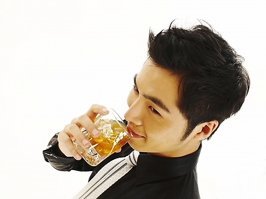 포토 JPG 스튜디오촬영 모델 직업 남자 음료 포즈 와이셔츠 비즈니스 부분 휴식 잔 주류 한명 사람 상반신 20대 성인 청춘 하이앵글 한국인 직장인 사무원 비즈니스맨 양주 위스키 남자만 남자한명만 성인남자만 청년만 청년남자만 청년남자한명만 성인한명만 성인남자한명만 성인만 국내포토 1 식기 뷰포인트 컨셉 셔츠 실내 동양인 청년 파일형식