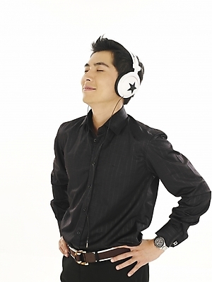 포토 JPG 스튜디오촬영 모델 직업 남자 포즈 와이셔츠 비즈니스 부분 한명 누끼 사람 상반신 20대 성인 청춘 헤드폰 헤드셋 음악감상 한국인 직장인 사무원 비즈니스맨 남자만 남자한명만 성인남자만 청년만 청년남자만 청년남자한명만 성인한명만 성인남자한명만 성인만 국내포토 1 음향기기 컨셉 셔츠 실내 동양인 청년 감상 파일형식