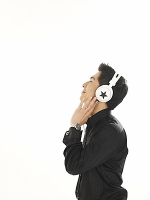 포토 JPG 스튜디오촬영 모델 직업 남자 포즈 와이셔츠 비즈니스 부분 한명 누끼 사람 상반신 20대 성인 청춘 헤드폰 헤드셋 음악감상 한국인 직장인 사무원 비즈니스맨 남자만 남자한명만 성인남자만 청년만 청년남자만 청년남자한명만 성인한명만 성인남자한명만 성인만 국내포토 1 음향기기 컨셉 셔츠 실내 동양인 청년 감상 파일형식