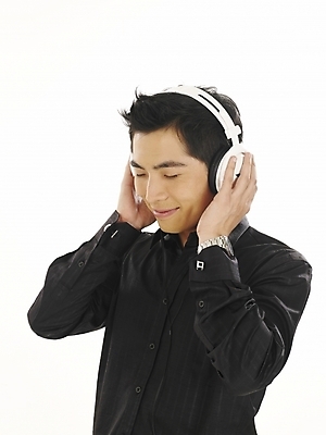 포토 JPG 스튜디오촬영 모델 직업 남자 포즈 와이셔츠 비즈니스 부분 한명 누끼 사람 상반신 20대 성인 청춘 헤드폰 음악감상 한국인 직장인 사무원 비즈니스맨 남자만 남자한명만 성인남자만 청년만 청년남자만 청년남자한명만 성인한명만 성인남자한명만 성인만 국내포토 1 음향기기 컨셉 셔츠 실내 동양인 청년 감상 파일형식