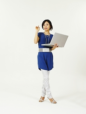 포토 JPG 스튜디오촬영 전신 모델 여자 포즈 인터넷 한명 서기 누끼 사람 20대 성인 노트북 청춘 한국인 웹서핑 여자만 여자한명만 성인여자만 청년만 청년여자만 성인한명만 청년여자한명만 성인여자한명만 성인만 국내포토 1 컨셉 모션 실내 동양인 청년 전자제품 파일형식