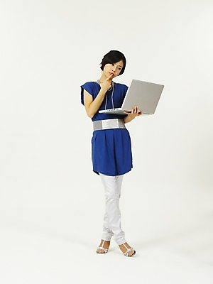 포토 JPG 스튜디오촬영 전신 모델 여자 포즈 인터넷 한명 서기 누끼 사람 20대 성인 노트북 청춘 한국인 웹서핑 여자만 여자한명만 성인여자만 청년만 청년여자만 성인한명만 청년여자한명만 성인여자한명만 성인만 국내포토 1 컨셉 모션 실내 동양인 청년 전자제품 파일형식