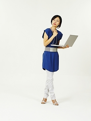 포토 JPG 스튜디오촬영 전신 모델 여자 포즈 인터넷 한명 서기 누끼 사람 20대 성인 노트북 청춘 한국인 웹서핑 여자만 여자한명만 성인여자만 청년만 청년여자만 성인한명만 청년여자한명만 성인여자한명만 성인만 국내포토 1 컨셉 모션 실내 동양인 청년 전자제품 파일형식