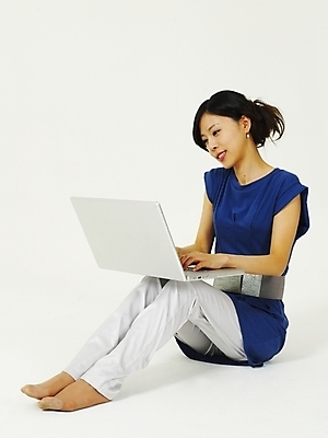 포토 JPG 스튜디오촬영 전신 모델 라이프스타일 여자 포즈 인터넷 한명 누끼 사람 앉기 20대 성인 라이프 생활 노트북 컴퓨터 한국인 웹서핑 여자만 여자한명만 성인여자만 청년만 청년여자만 성인한명만 청년여자한명만 성인여자한명만 성인만 국내포토 1 모션 실내 동양인 청년 전자제품 파일형식