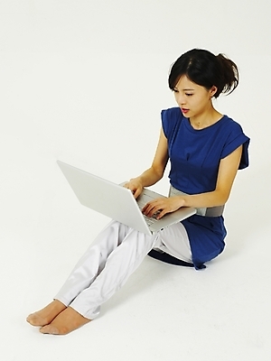 포토 JPG 스튜디오촬영 전신 모델 라이프스타일 여자 포즈 인터넷 한명 누끼 사람 앉기 20대 성인 라이프 생활 노트북 컴퓨터 한국인 웹서핑 여자만 여자한명만 성인여자만 청년만 청년여자만 성인한명만 청년여자한명만 성인여자한명만 성인만 국내포토 1 모션 실내 동양인 청년 전자제품 파일형식