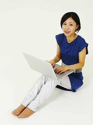 포토 JPG 스튜디오촬영 전신 모델 라이프스타일 여자 포즈 인터넷 한명 누끼 사람 앉기 20대 성인 라이프 생활 노트북 컴퓨터 한국인 웹서핑 여자만 여자한명만 성인여자만 청년만 청년여자만 성인한명만 청년여자한명만 성인여자한명만 성인만 국내포토 1 모션 실내 동양인 청년 전자제품 파일형식