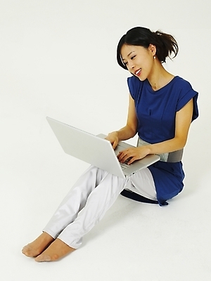 포토 JPG 스튜디오촬영 전신 모델 라이프스타일 여자 포즈 인터넷 한명 누끼 사람 앉기 20대 성인 라이프 생활 노트북 컴퓨터 한국인 웹서핑 여자만 여자한명만 성인여자만 청년만 청년여자만 성인한명만 청년여자한명만 성인여자한명만 성인만 국내포토 1 모션 실내 동양인 청년 전자제품 파일형식