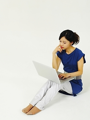 포토 JPG 스튜디오촬영 전신 모델 라이프스타일 여자 포즈 인터넷 한명 누끼 사람 앉기 20대 성인 라이프 생활 노트북 컴퓨터 한국인 웹서핑 여자만 여자한명만 성인여자만 청년만 청년여자만 성인한명만 청년여자한명만 성인여자한명만 성인만 국내포토 1 모션 실내 동양인 청년 전자제품 파일형식