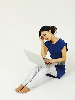 포토 JPG 스튜디오촬영 전신 모델 라이프스타일 여자 포즈 인터넷 한명 누끼 사람 앉기 20대 성인 라이프 생활 노트북 컴퓨터 한국인 웹서핑 여자만 여자한명만 성인여자만 청년만 청년여자만 성인한명만 청년여자한명만 성인여자한명만 성인만 국내포토 1 모션 실내 동양인 청년 전자제품 파일형식