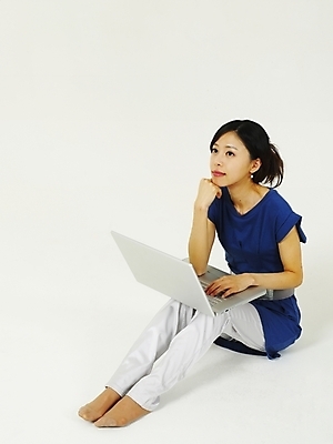 포토 JPG 스튜디오촬영 전신 모델 라이프스타일 여자 포즈 인터넷 한명 누끼 사람 앉기 20대 성인 라이프 생활 노트북 컴퓨터 한국인 웹서핑 여자만 여자한명만 성인여자만 청년만 청년여자만 성인한명만 청년여자한명만 성인여자한명만 성인만 국내포토 1 모션 실내 동양인 청년 전자제품 파일형식