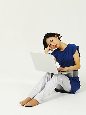 포토 JPG 스튜디오촬영 전신 모델 라이프스타일 여자 포즈 인터넷 한명 누끼 사람 앉기 20대 성인 라이프 생활 노트북 컴퓨터 한국인 웹서핑 여자만 여자한명만 성인여자만 청년만 청년여자만 성인한명만 청년여자한명만 성인여자한명만 성인만 국내포토 1 모션 실내 동양인 청년 전자제품 파일형식