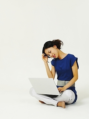 포토 JPG 스튜디오촬영 전신 모델 라이프스타일 여자 포즈 인터넷 한명 누끼 사람 앉기 20대 성인 라이프 생활 노트북 컴퓨터 한국인 웹서핑 여자만 여자한명만 성인여자만 청년만 청년여자만 성인한명만 청년여자한명만 성인여자한명만 성인만 국내포토 1 모션 실내 동양인 청년 전자제품 파일형식