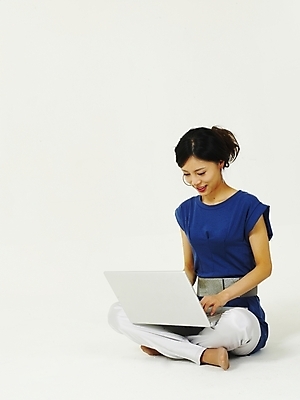 포토 JPG 스튜디오촬영 전신 모델 라이프스타일 여자 포즈 인터넷 한명 누끼 사람 앉기 20대 성인 라이프 생활 노트북 컴퓨터 한국인 웹서핑 여자만 여자한명만 성인여자만 청년만 청년여자만 성인한명만 청년여자한명만 성인여자한명만 성인만 국내포토 1 모션 실내 동양인 청년 전자제품 파일형식